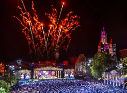 AndrC3A9Rieus2026SummerConcertVivaMaastricht_134254249299454133_big-cine_deskt.webp